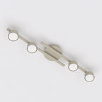 Beige plafondlamp met vier ronde lichtpunten op twee asymmetrische armen rond een ronde plafondplaat