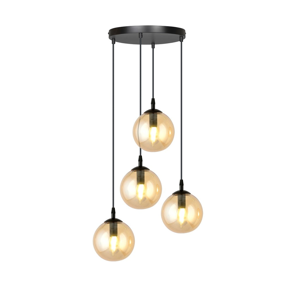 Zwarte hanglamp met vier amberkleurige glazen bollen aan een ronde plafondplaat, op verschillende hoogtes