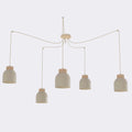 Hanglamp met vijf beige metalen kappen met houtaccent, aan dunne beige snoeren op verschillende hoogtes