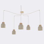 Hanglamp met vijf beige metalen kappen met houtaccent, aan dunne beige snoeren op verschillende hoogtes