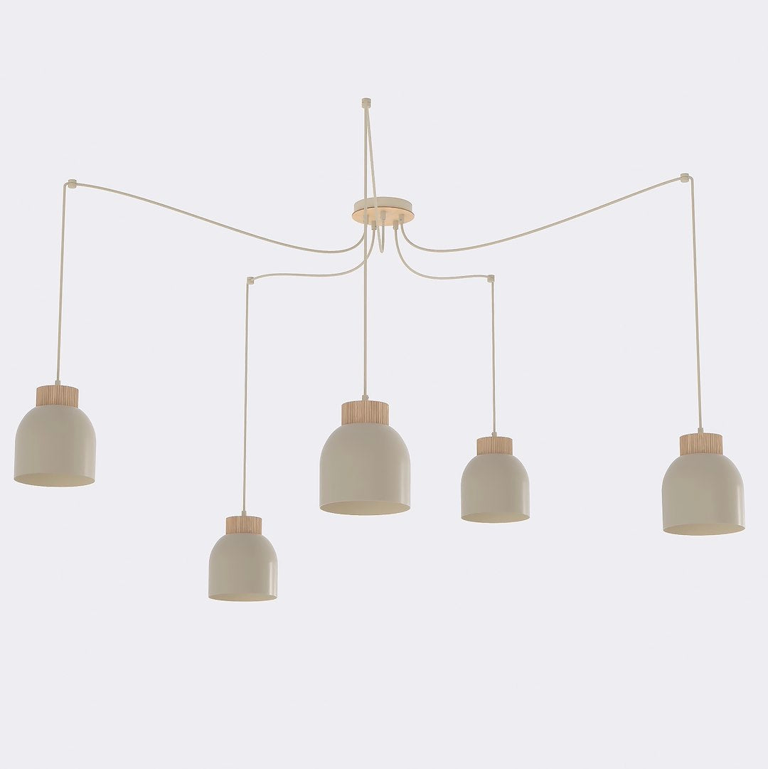 Hanglamp met vijf beige metalen kappen met houtaccent, aan dunne beige snoeren op verschillende hoogtes