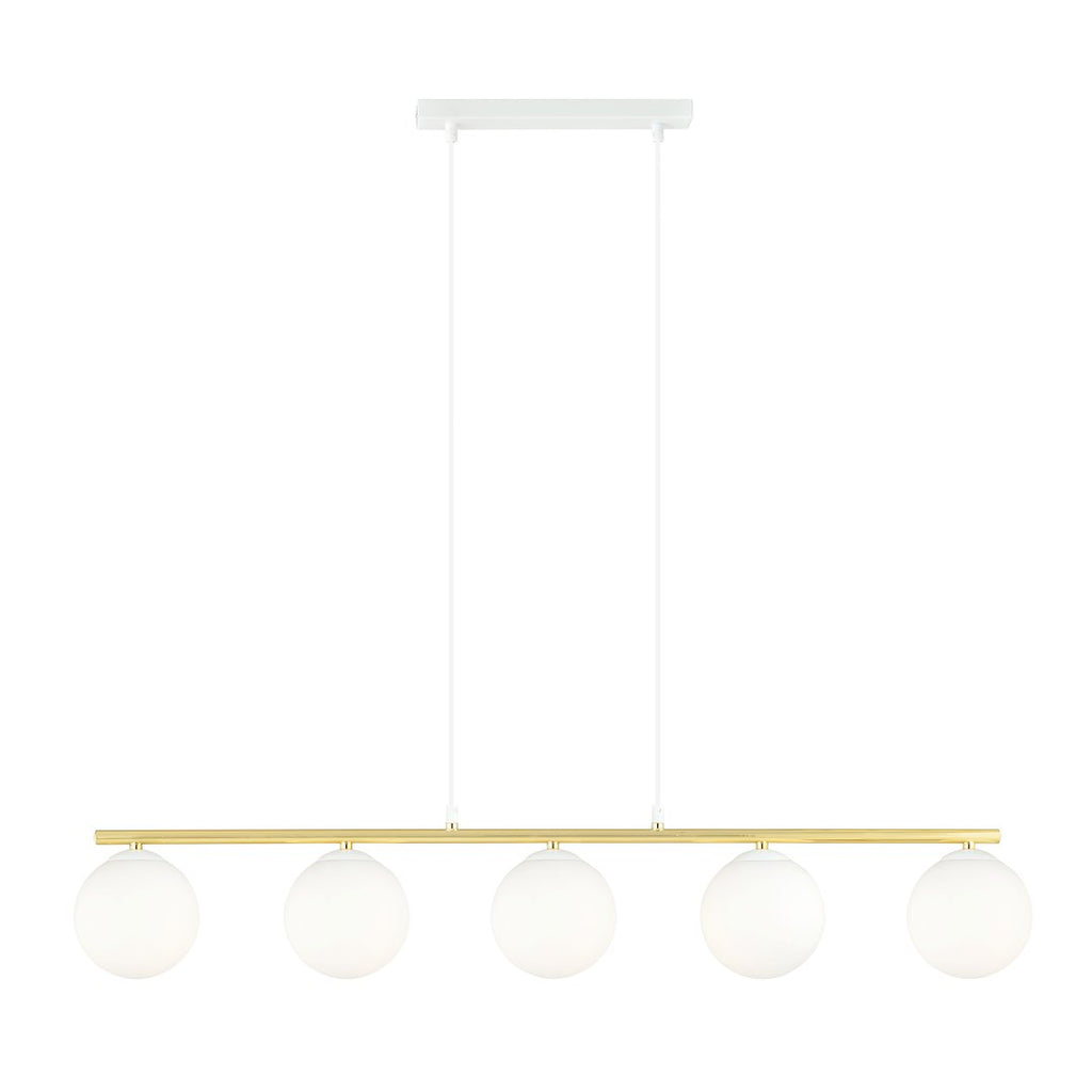 Hanglamp met vijf witte glazen bollen aan een goudkleurige balk en een witte plafondplaat