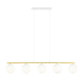 Hanglamp met vijf witte glazen bollen aan een goudkleurige balk en een witte plafondplaat