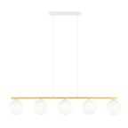 Hanglamp met vijf witte glazen bollen aan een goudkleurige balk en een witte plafondplaat