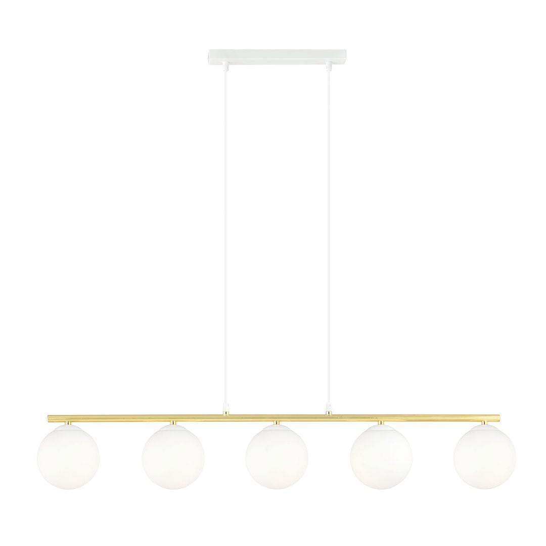Hanglamp met vijf witte glazen bollen aan een goudkleurige balk en een witte plafondplaat