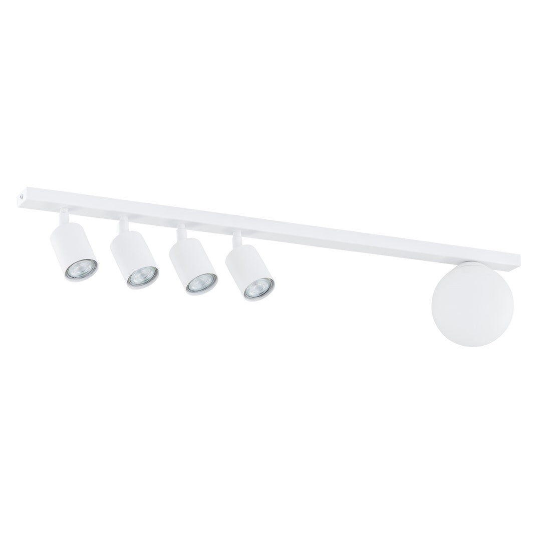Witte plafondlamp met vier spots en een ronde glazen kap aan een smalle balk