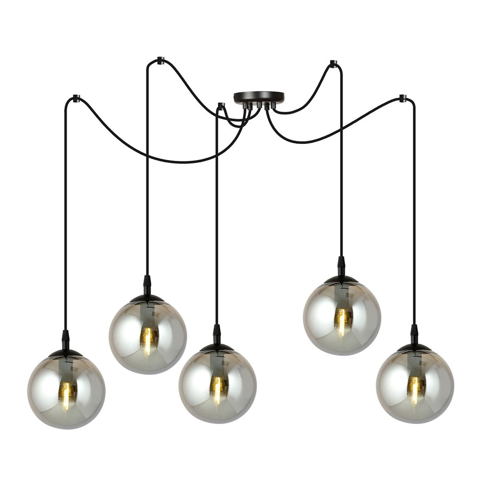 Zwarte hanglamp met vijf grafiet glazen bolkappen aan zwarte snoeren en een ronde plafondplaat