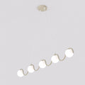 Golvende hanglamp met beige armatuur en vijf witte glazen bollen, opgehangen aan twee dunne witte snoeren