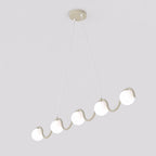 Golvende hanglamp met beige armatuur en vijf witte glazen bollen, opgehangen aan twee dunne witte snoeren