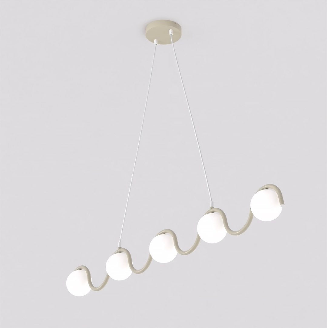 Golvende hanglamp met beige armatuur en vijf witte glazen bollen, opgehangen aan twee dunne witte snoeren