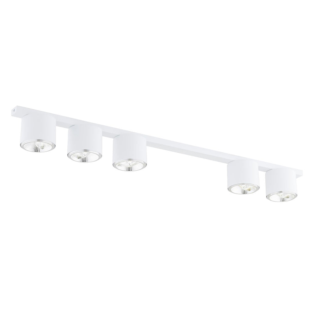 Witte plafondlamp met vijf cilindervormige spots op een lange smalle balk