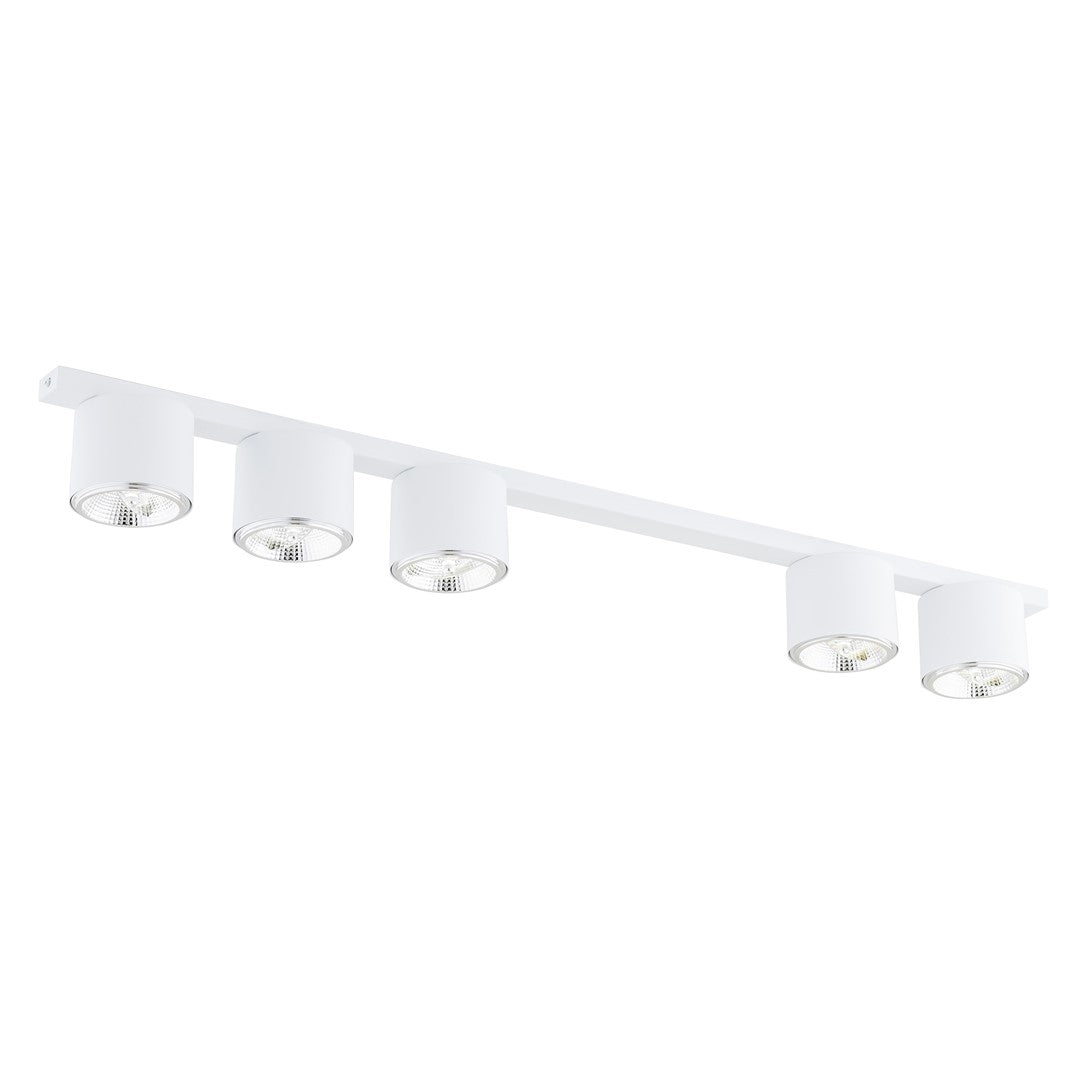 Witte plafondlamp met vijf cilindervormige spots op een lange smalle balk