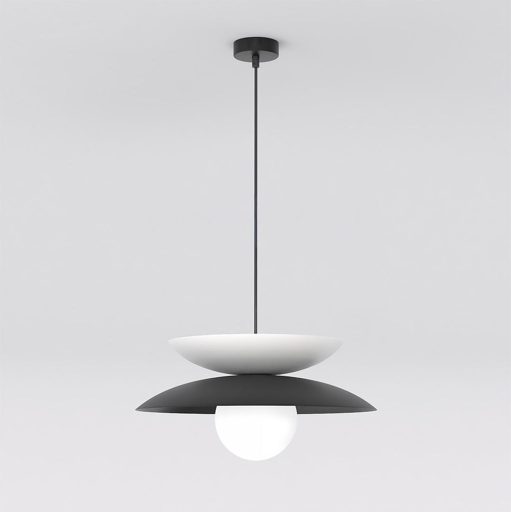 Hanglamp met witte en zwarte gelaagde schijven en een matte glazen bol, opgehangen aan een dunne zwarte stang