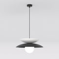 Hanglamp met witte en zwarte gelaagde schijven en een matte glazen bol, opgehangen aan een dunne zwarte stang