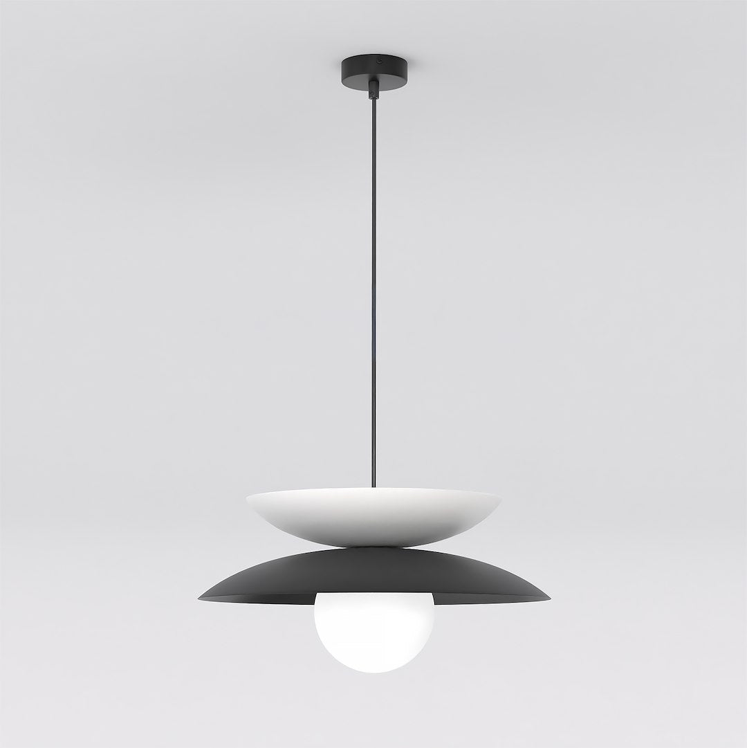 Hanglamp met witte en zwarte gelaagde schijven en een matte glazen bol, opgehangen aan een dunne zwarte stang