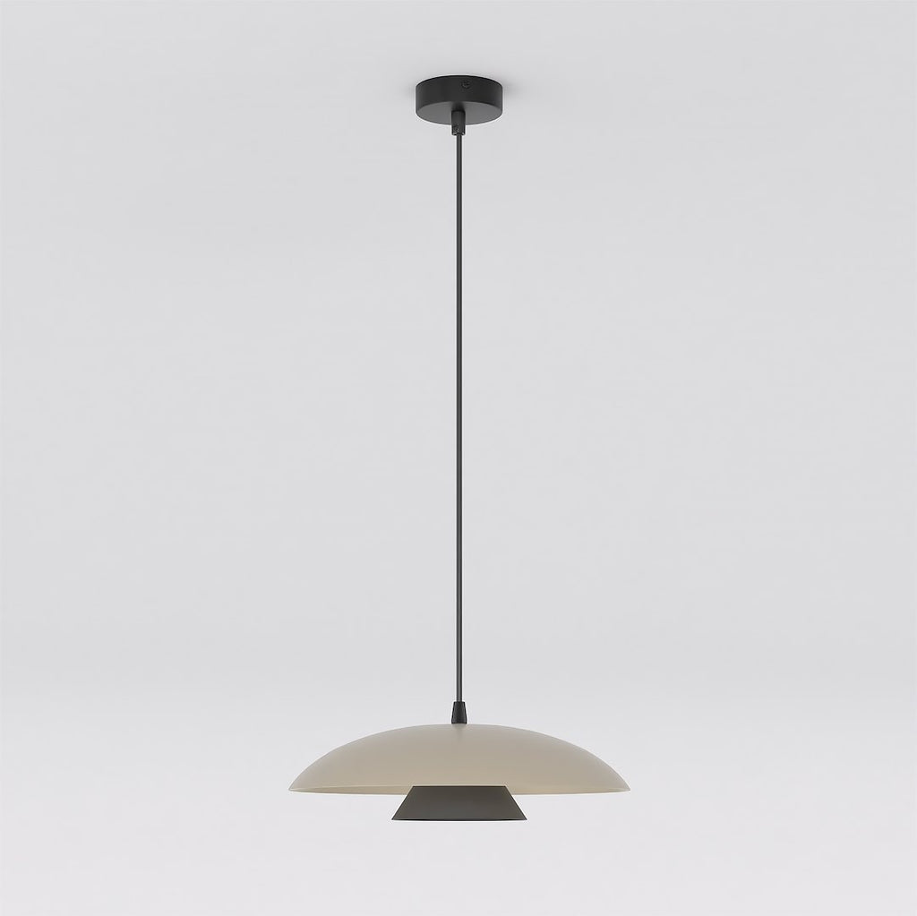 Beige hanglamp met brede koepelvormige kap en zwart middenstuk, opgehangen aan een dun zwart snoer