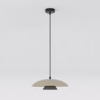 Beige hanglamp met brede koepelvormige kap en zwart middenstuk, opgehangen aan een dun zwart snoer