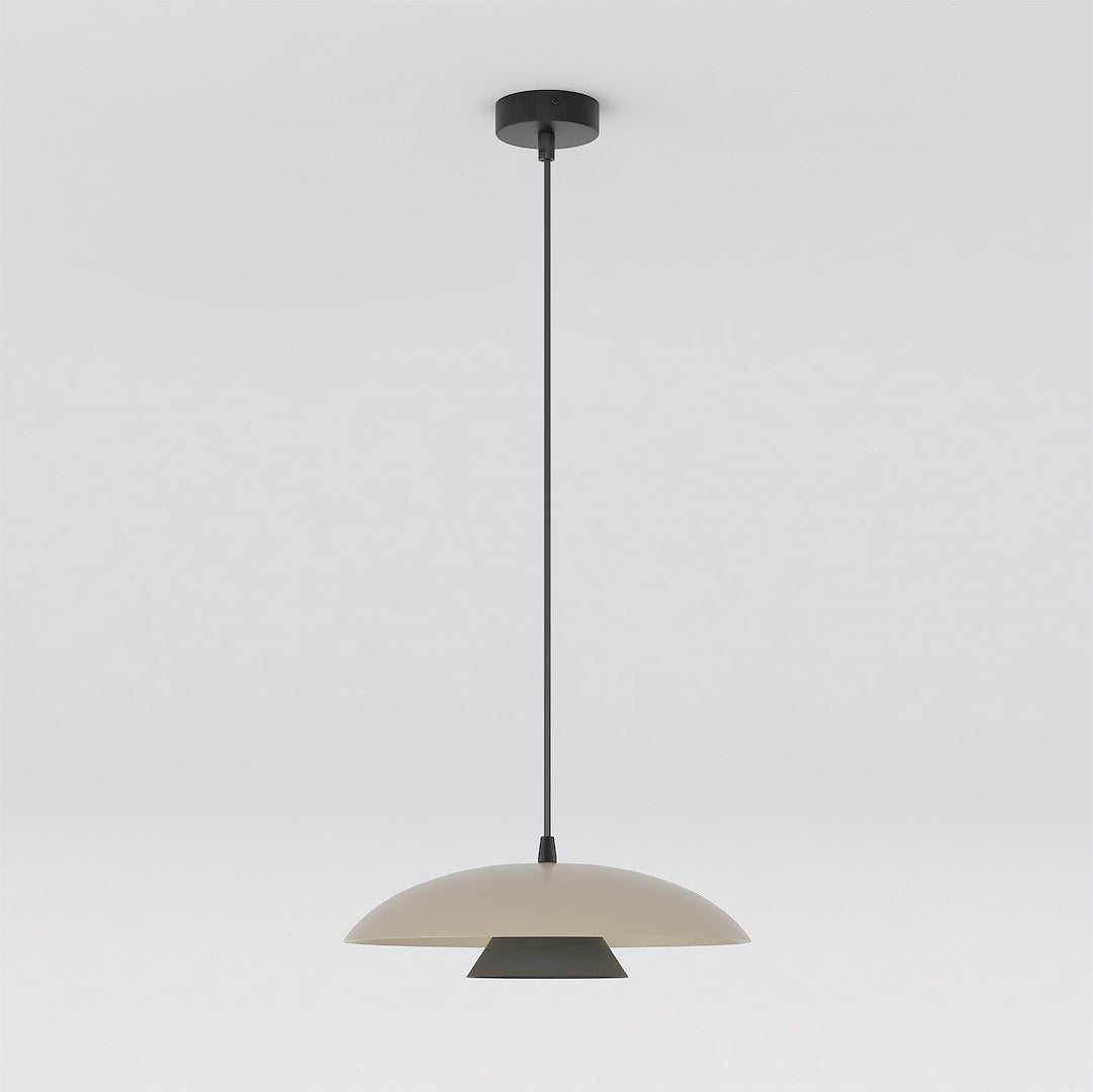 Beige hanglamp met brede koepelvormige kap en zwart middenstuk, opgehangen aan een dun zwart snoer