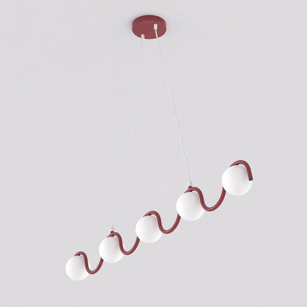 Bordeaux hanglamp met golvend frame en vijf witte glazen bollen, opgehangen aan twee witte snoeren