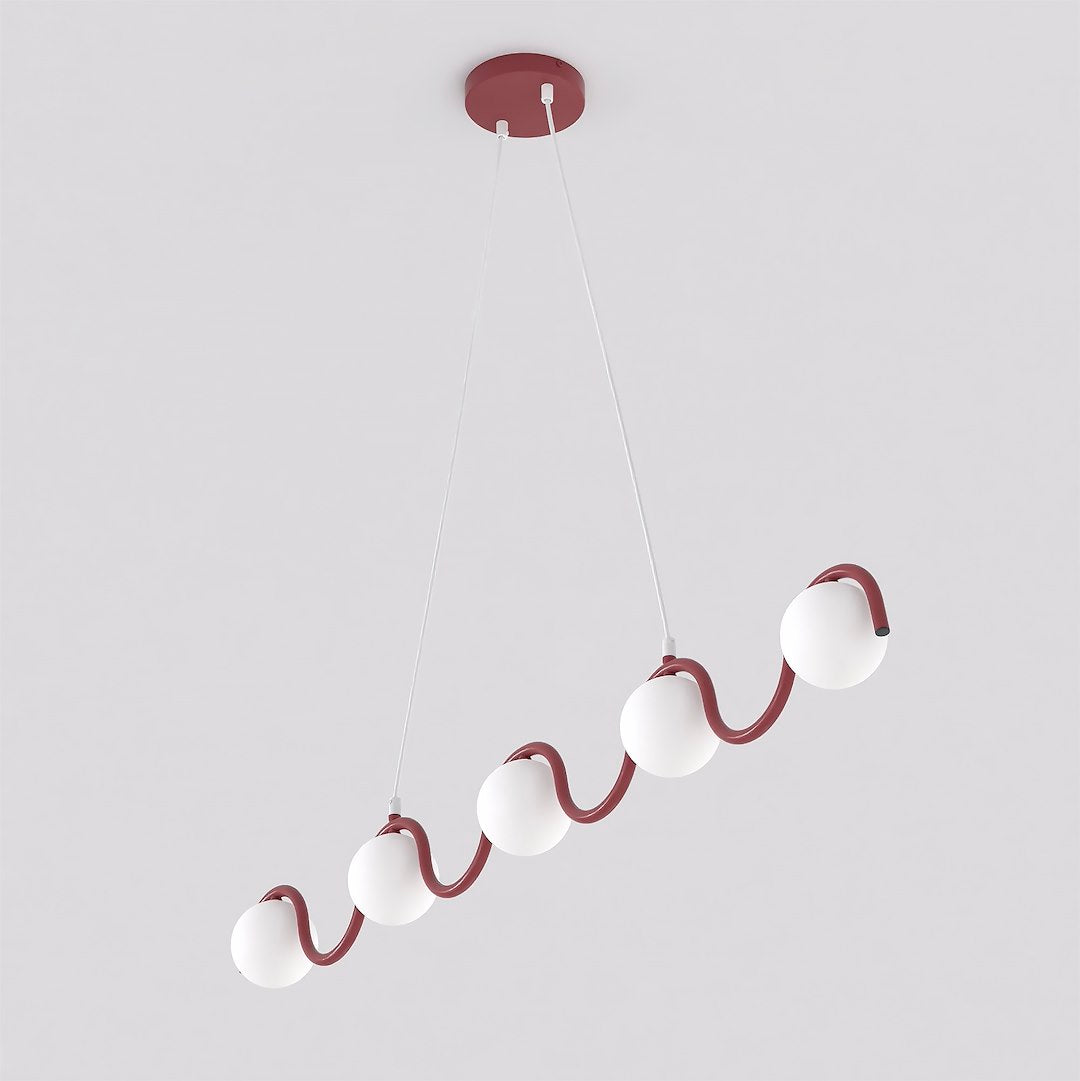 Bordeaux hanglamp met golvend frame en vijf witte glazen bollen, opgehangen aan twee witte snoeren