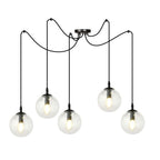 Zwarte hanglamp met vijf pendels en transparante glazen bolkappen met zichtbare ledlampen