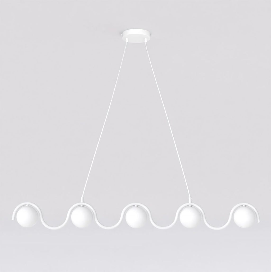 Witte lineaire hanglamp met golvend frame en vijf matte witte bolkappen