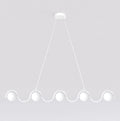 Witte lineaire hanglamp met golvend frame en vijf matte witte bolkappen