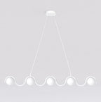 Witte lineaire hanglamp met golvend frame en vijf matte witte bolkappen