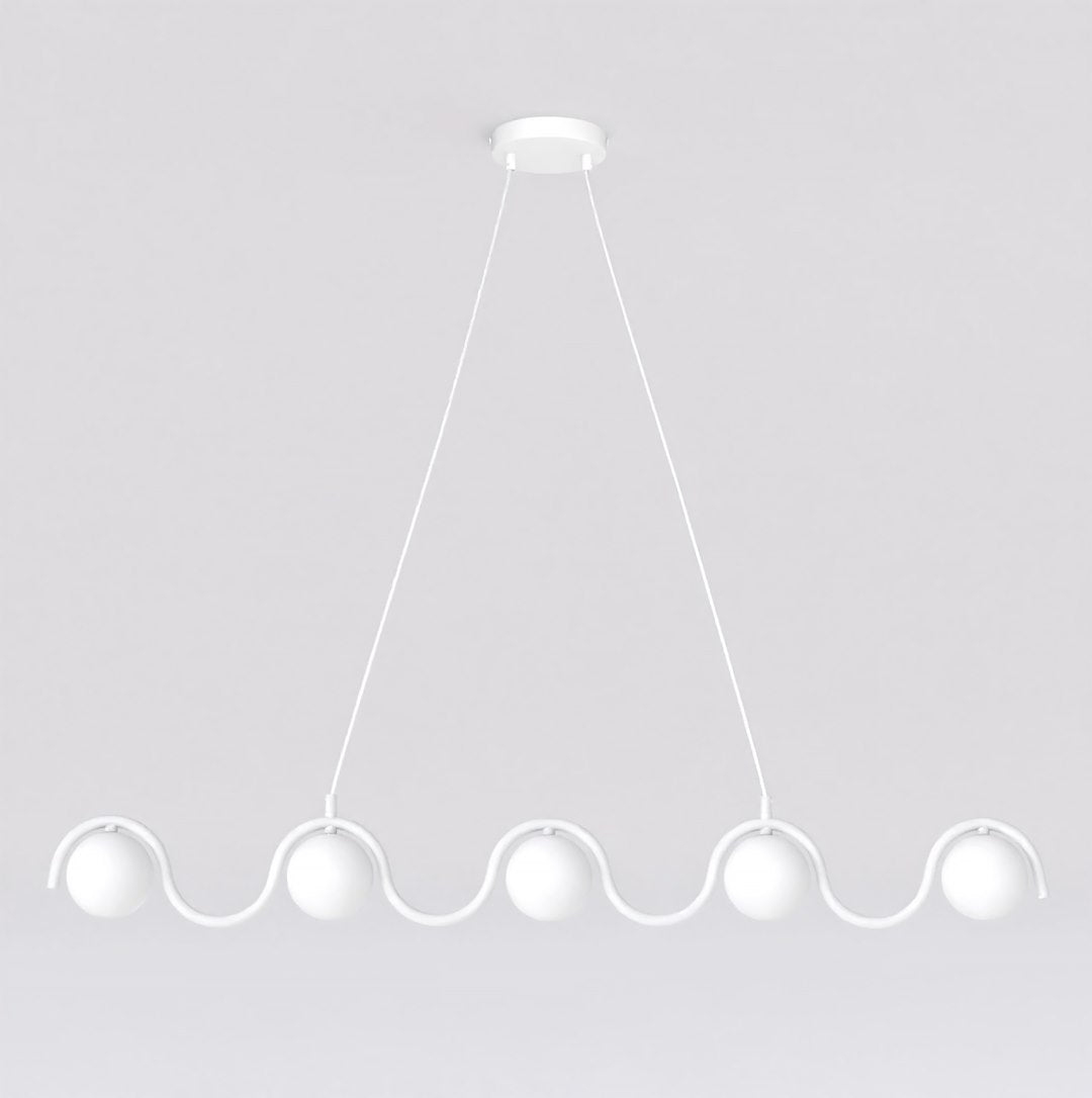 Witte lineaire hanglamp met golvend frame en vijf matte witte bolkappen