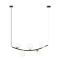 Zwarte boogvormige hanglamp met vijf witte glazen bollen en gouden details aan twee plafondplaten