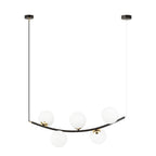 Zwarte boogvormige hanglamp met vijf witte glazen bollen en gouden details aan twee plafondplaten