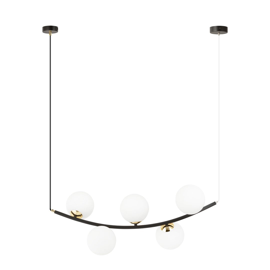 Zwarte boogvormige hanglamp met vijf witte glazen bollen en gouden details aan twee plafondplaten