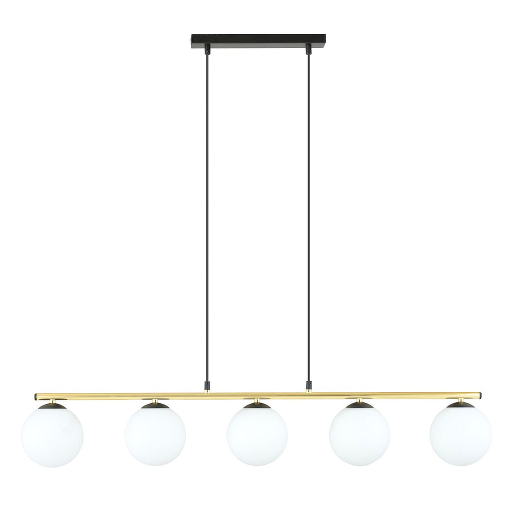 Hanglamp met vijf witte glazen bollen aan een gouden balk, opgehangen aan twee zwarte snoeren