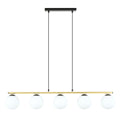 Hanglamp met vijf witte glazen bollen aan een gouden balk, opgehangen aan twee zwarte snoeren