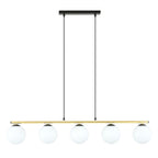 Hanglamp met vijf witte glazen bollen aan een gouden balk, opgehangen aan twee zwarte snoeren