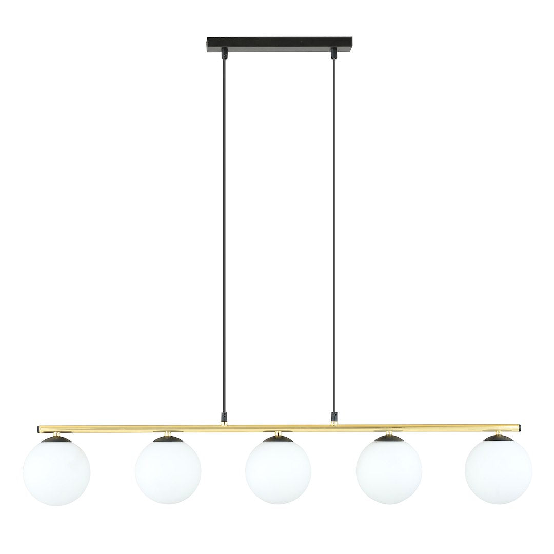 Hanglamp met vijf witte glazen bollen aan een gouden balk, opgehangen aan twee zwarte snoeren