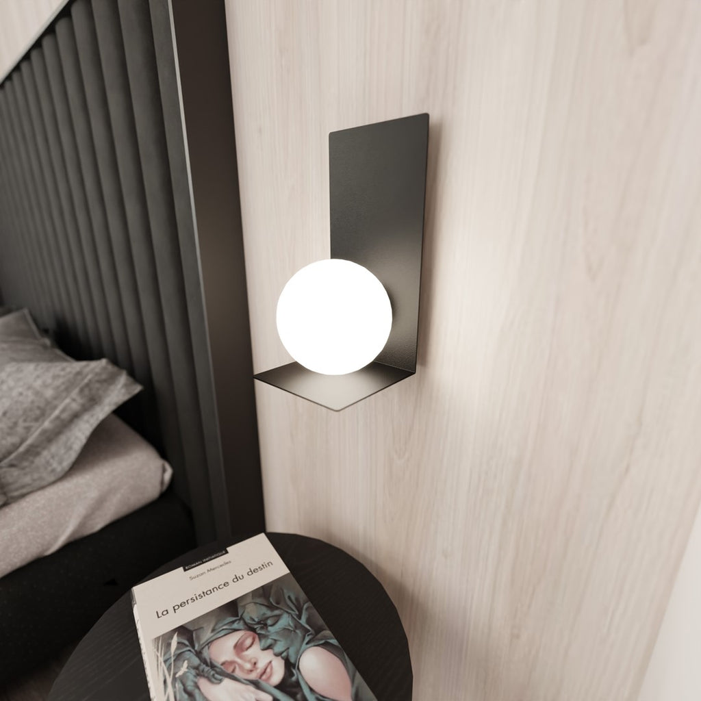 Wandlamp minimalistisch gepoedercoat staal en glas, zwart met witte glazen kap Ø 14 cm, 15 x 30 cm, voor gang en trap