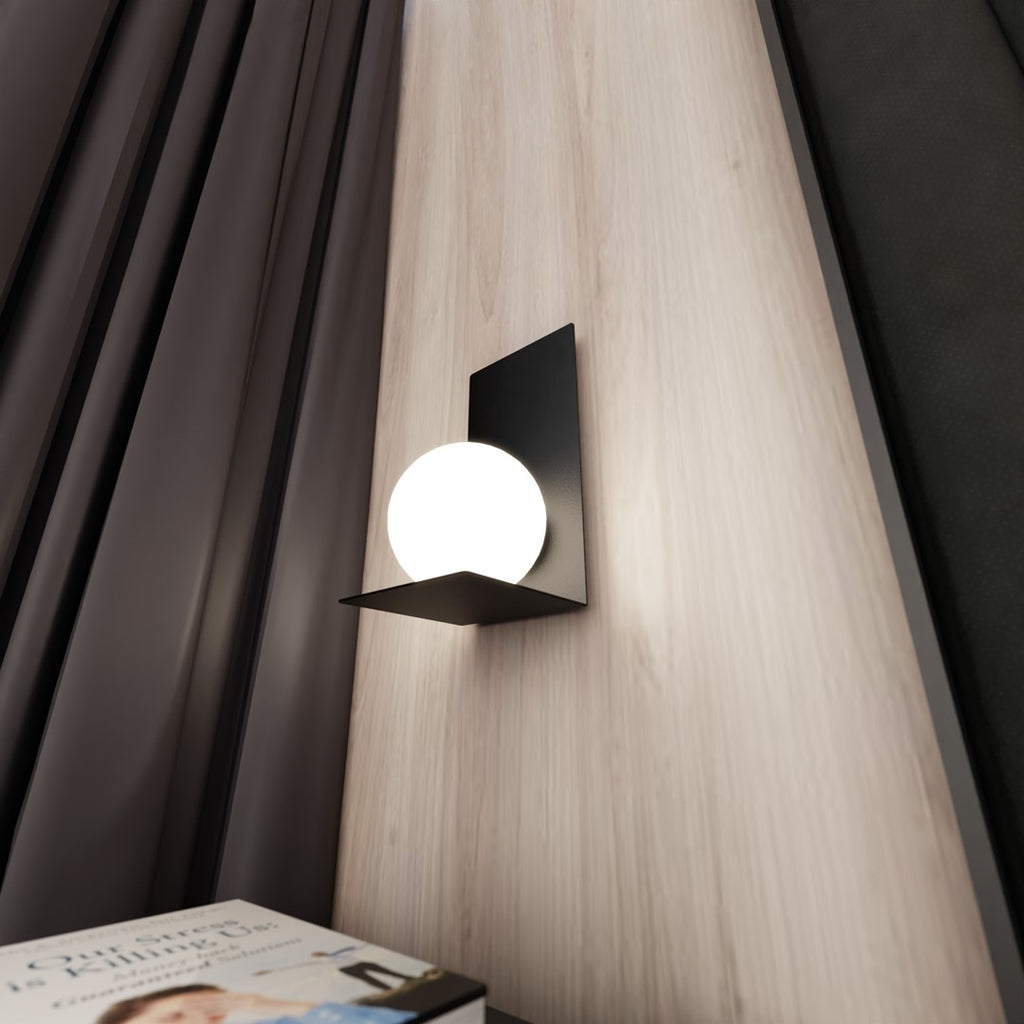 Wandlamp minimalistisch gepoedercoat staal en glas, zwart met witte glazen kap Ø 14 cm, 15 x 30 cm, voor gang en trap