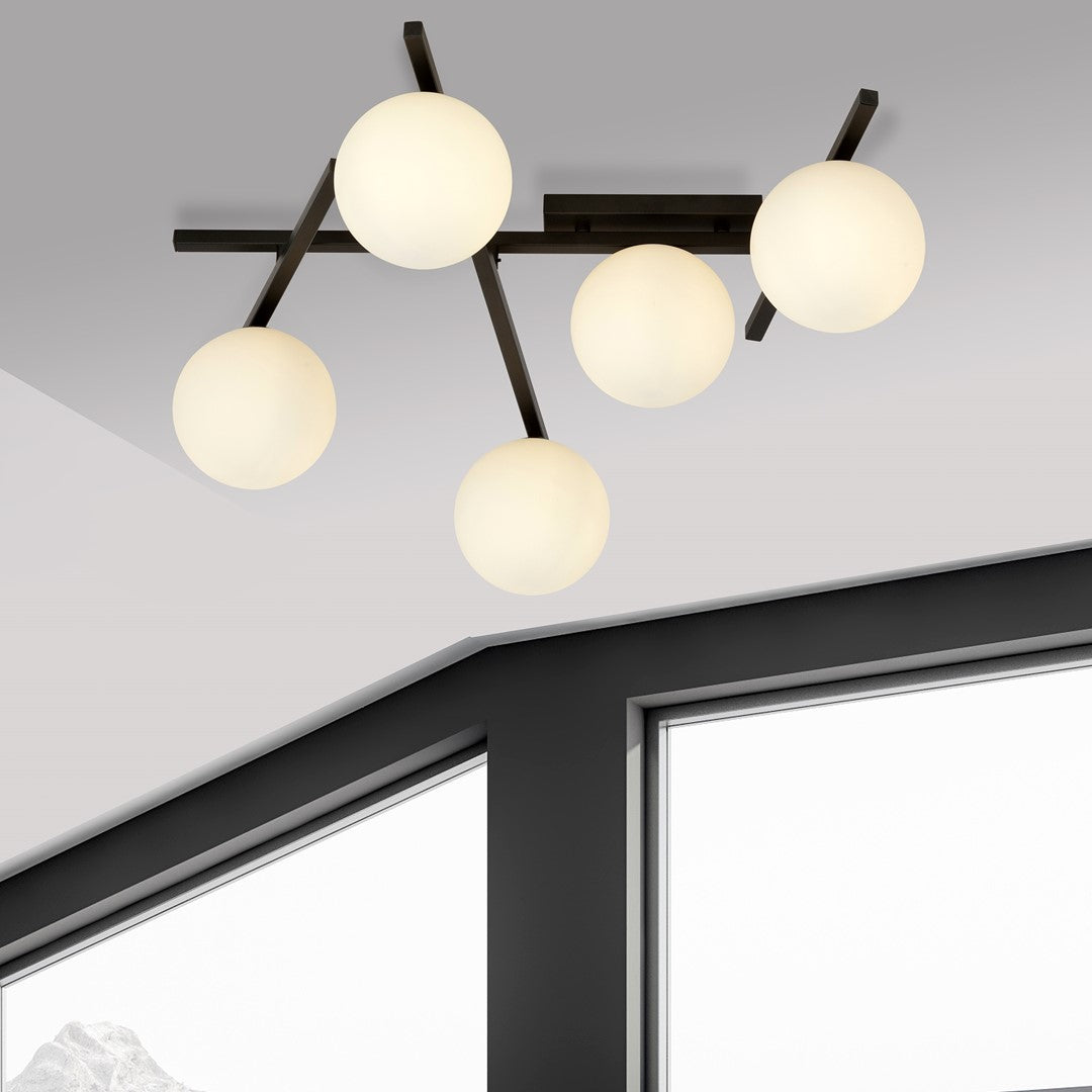 Plafondlamp gepoedercoat staal en glas Smart modern zwart met witte kappen, 67 x 25 cm, 5 fittingen