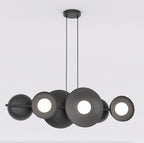 Zwarte hanglamp met zes cirkelvormige schijven van staal en witte lichtbollen, opgehangen aan twee dunne kabels