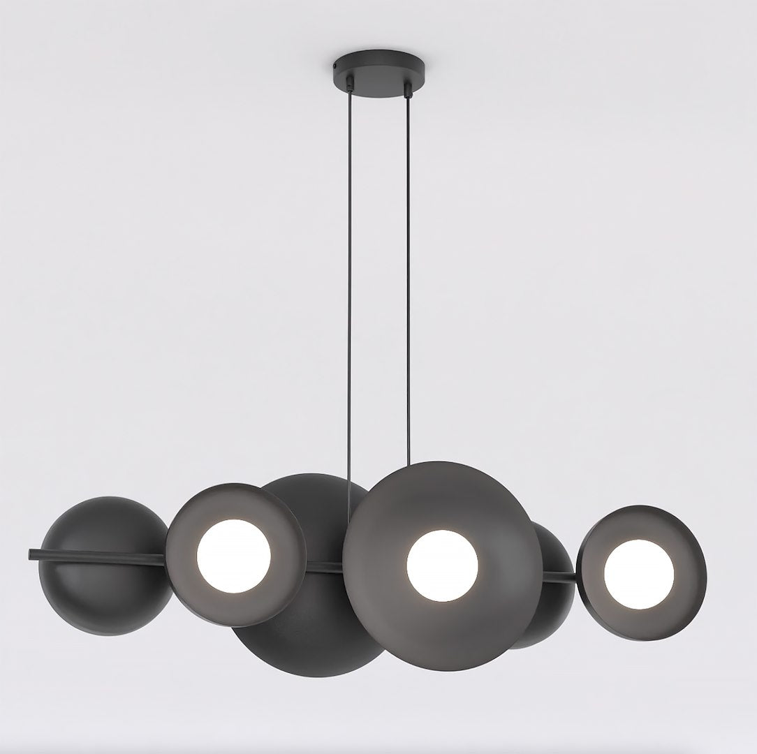 Zwarte hanglamp met zes cirkelvormige schijven van staal en witte lichtbollen, opgehangen aan twee dunne kabels