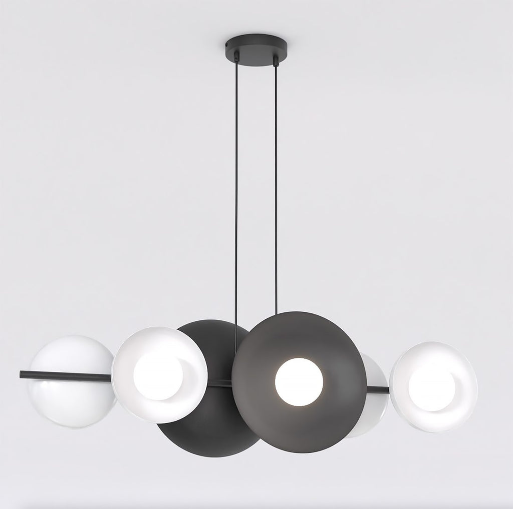 Zwarte lineaire hanglamp met zes lichtpunten, witte kappen en bollen en zwarte schijven aan twee dunne ophangkabels