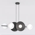 Zwarte lineaire hanglamp met zes lichtpunten, witte kappen en bollen en zwarte schijven aan twee dunne ophangkabels