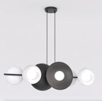 Zwarte lineaire hanglamp met zes lichtpunten, witte kappen en bollen en zwarte schijven aan twee dunne ophangkabels
