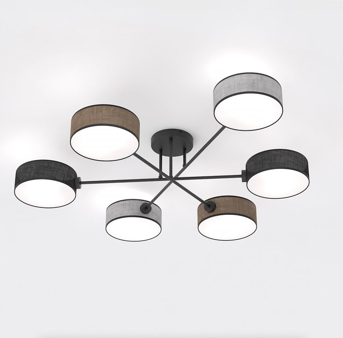 Zesarmige plafondlamp met zwart frame en cilindrische geweven kappen in zwart, bruin en grijs