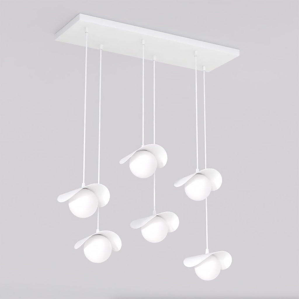 Witte hanglamp met zes bolvormige lichtpunten en gebogen kappen aan een rechthoekige canopy, op verschillende hoogtes