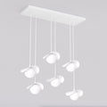 Witte hanglamp met zes bolvormige lichtpunten en gebogen kappen aan een rechthoekige canopy, op verschillende hoogtes