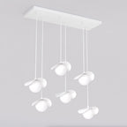 Witte hanglamp met zes bolvormige lichtpunten en gebogen kappen aan een rechthoekige canopy, op verschillende hoogtes