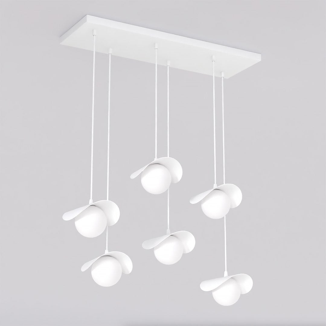 Witte hanglamp met zes bolvormige lichtpunten en gebogen kappen aan een rechthoekige canopy, op verschillende hoogtes