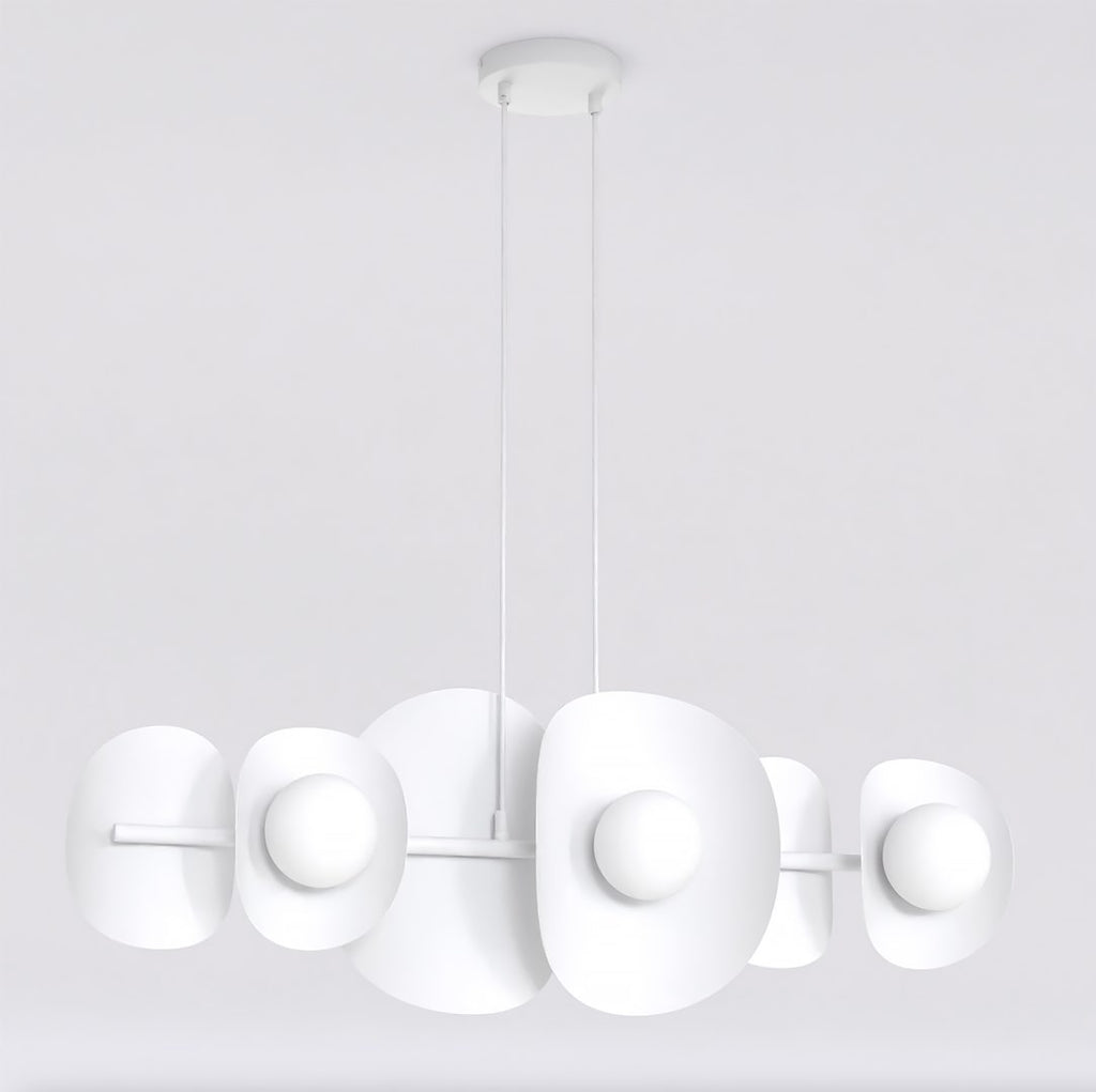 Witte lineaire hanglamp met zes kiezelvormige elementen en matte witte lichtbollen, aan twee dunne ophangsnoeren